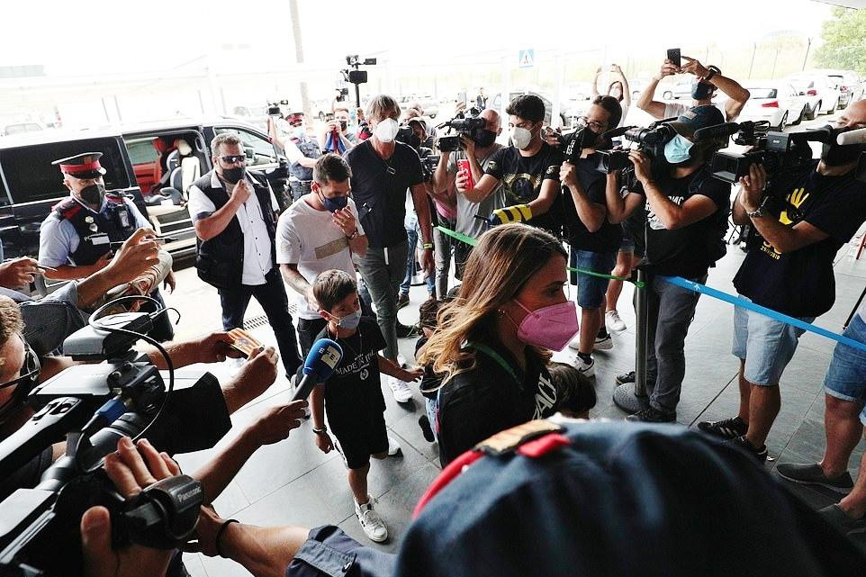 Messi bước xuống sân bay và tiến vào đại bản doanh của PSG