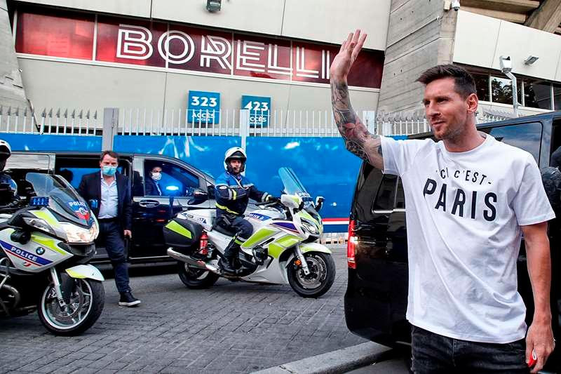 Messi vẫy chào người hâm mộ đội bóng mới