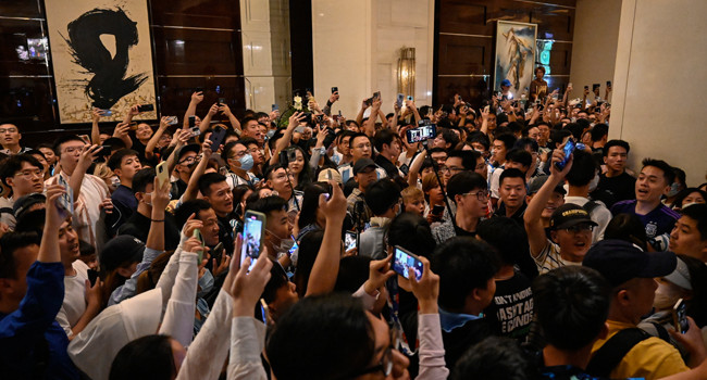 Các CĐV luôn thường trực bên ngoài khách sạn nơi Messi trú chân tại Trung Quốc Các CĐV luôn thường trực bên ngoài khách sạn nơi Messi trú chân tại Trung Quốc