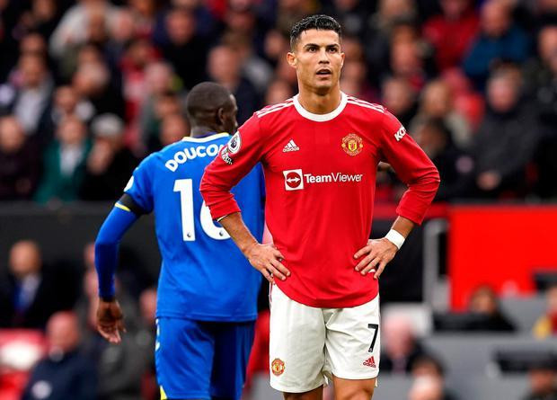 Ronaldo thất vọng sau bàn thua của MU Ronaldo thất vọng sau bàn thua của MU