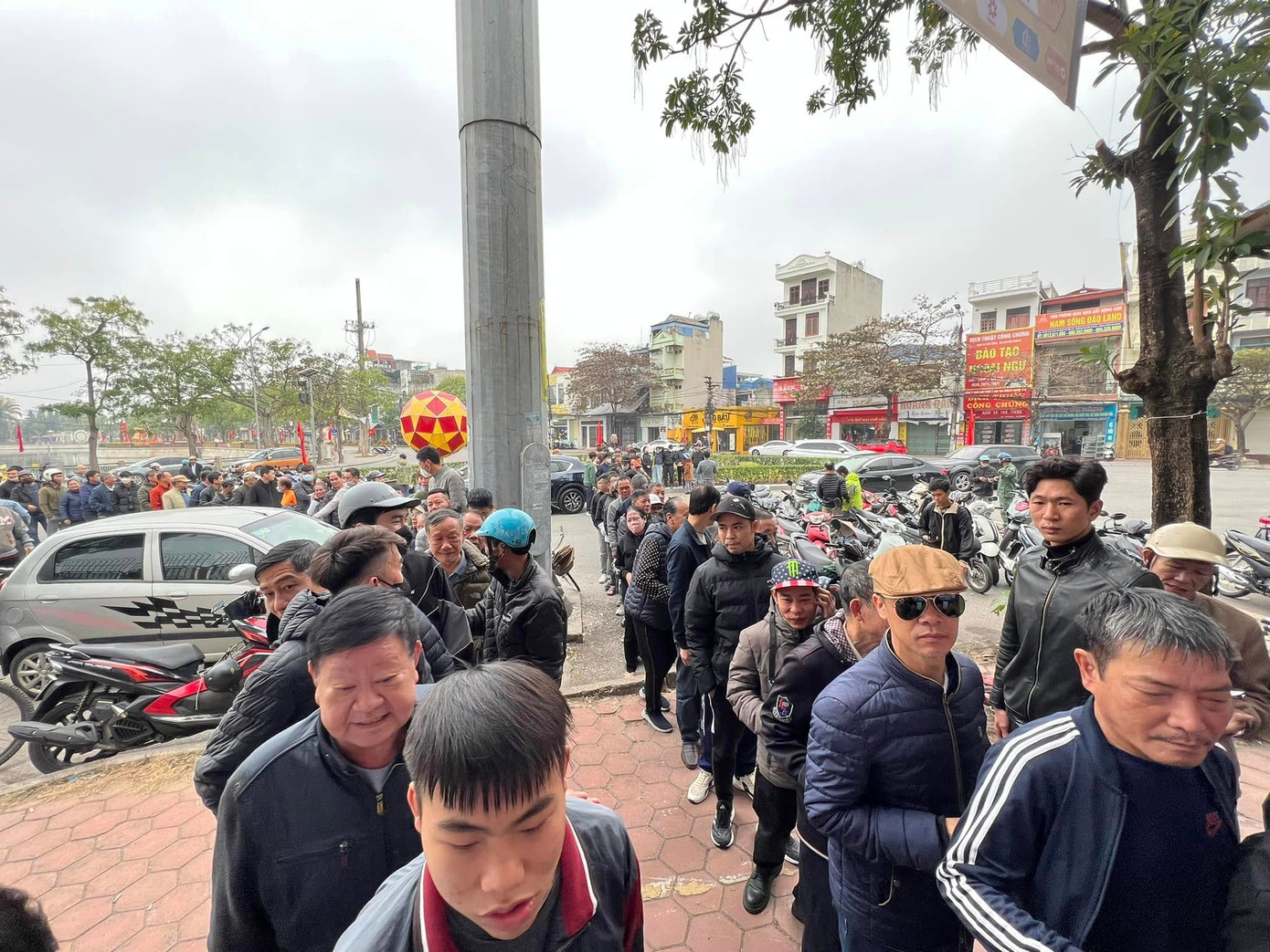 Bất chấp giá rét, NHM Nam Định đã xếp hàng từ sớm để lấy vé xem trận đấu với Hiroshima