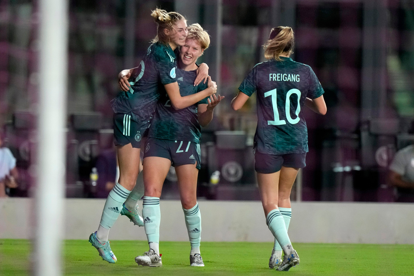 Krumbiegel (giữa) là người mở tỷ số trận đấu