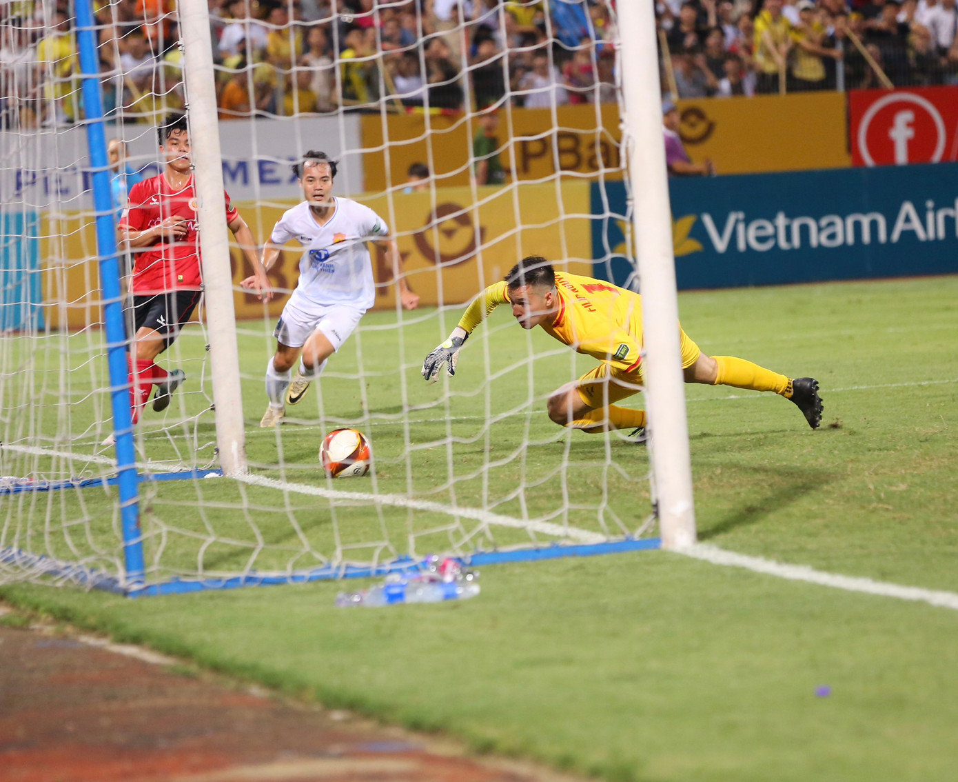 Văn Toàn ghi bàn giúp đội nhà hạ CAHN vào năm ngoái Văn Toàn ghi bàn giúp đội nhà hạ CAHN vào năm ngoái