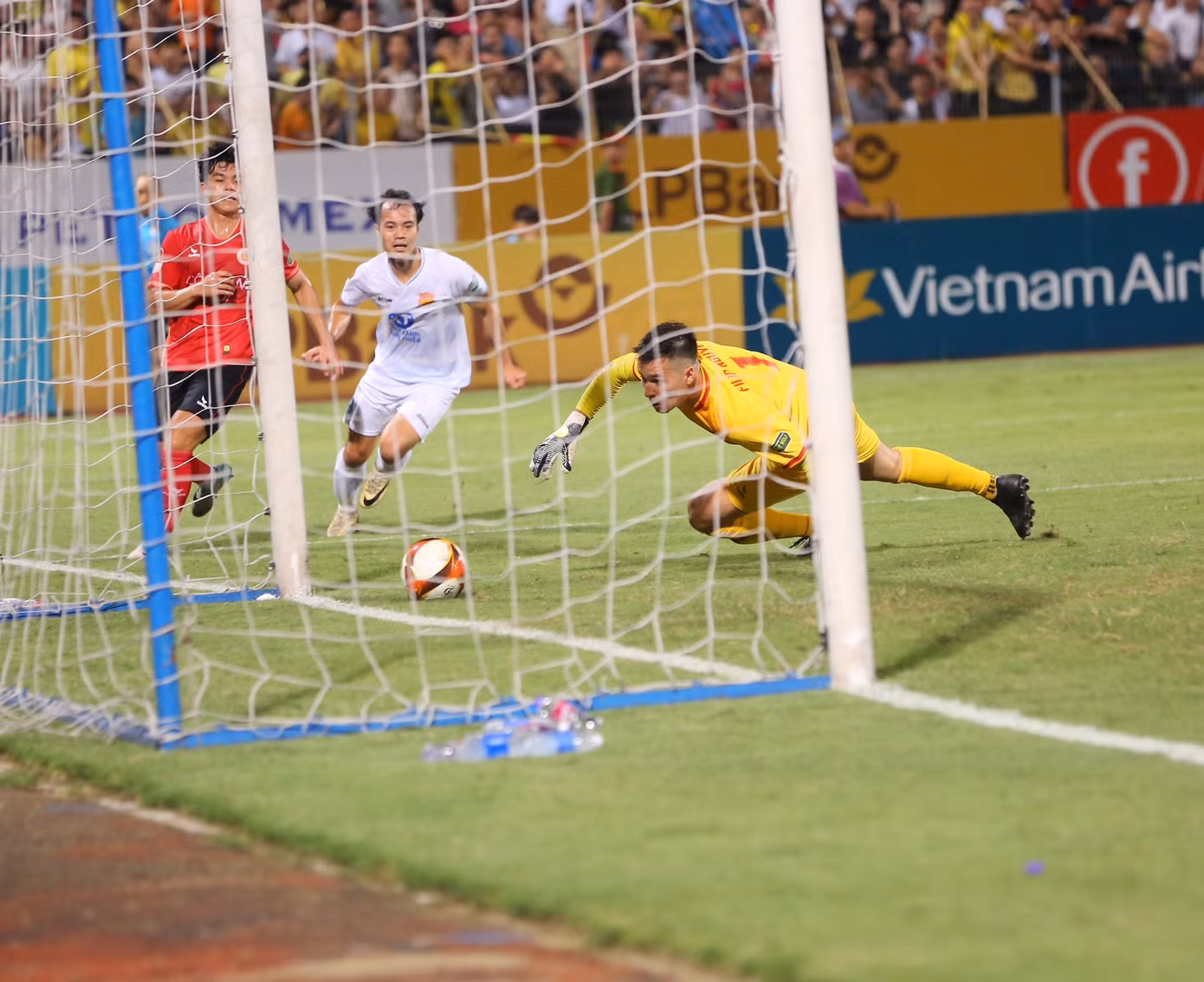 Thắng ngược CAHN, Thép Xanh Nam Định giữ vững ngôi đầu bảng V-League 2023/24 ảnh 7 Thắng ngược CAHN, Thép Xanh Nam Định giữ vững ngôi đầu bảng V-League 2023/24 ảnh 7