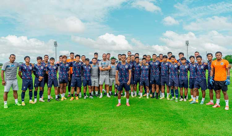 Ban huấn luyện và các cầu thủ Svay Rieng thể hiện sự ủng hộ đối với Gabriel Silva Costa (đứng phía trước) Ban huấn luyện và các cầu thủ Svay Rieng thể hiện sự ủng hộ đối với Gabriel Silva Costa (đứng phía trước)