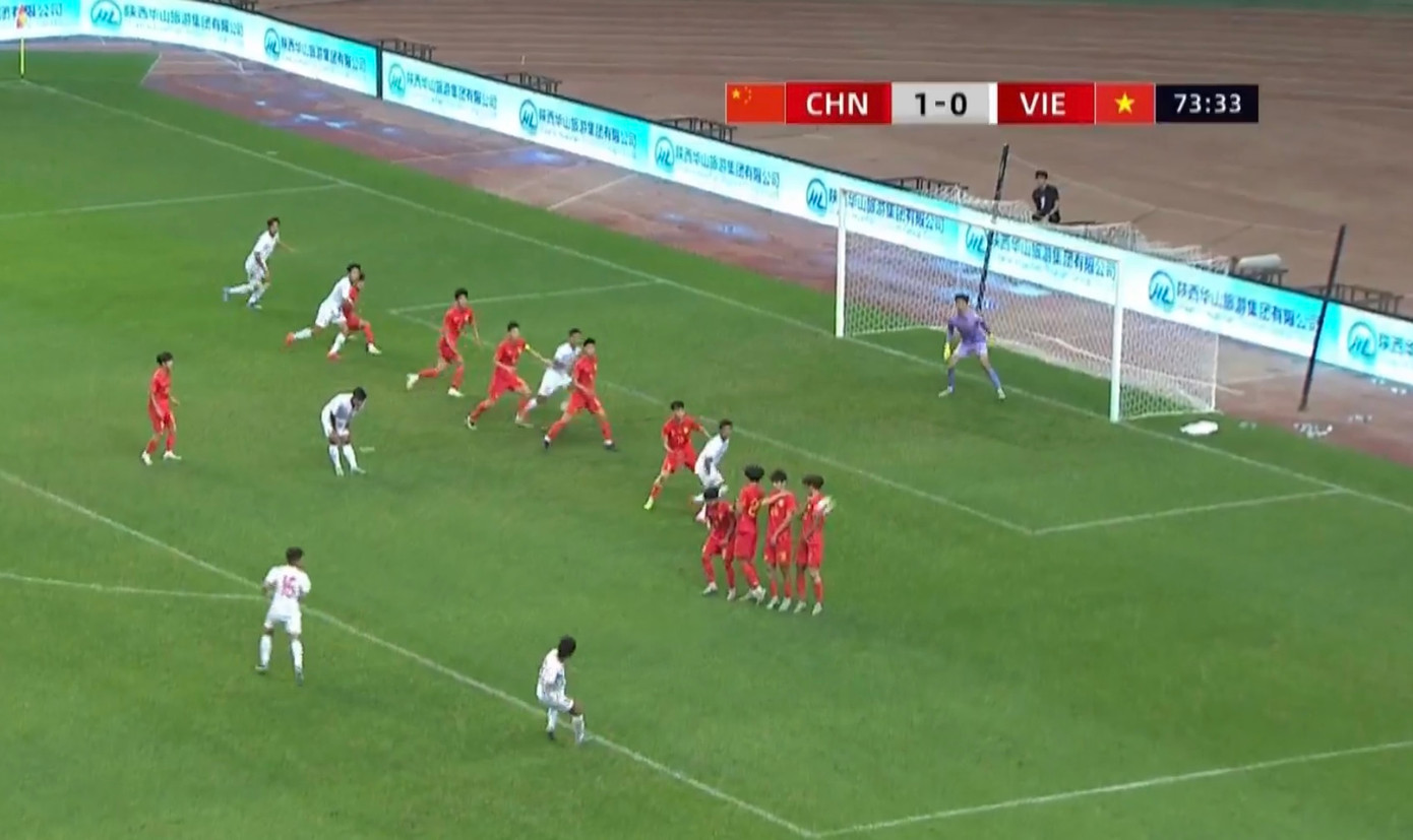 Pha bóng Công Phương sút phạt nguy hiểm nhưng không thể thắng được thủ môn Trung Quốc Pha bóng Công Phương sút phạt nguy hiểm nhưng không thể thắng được thủ môn Trung Quốc