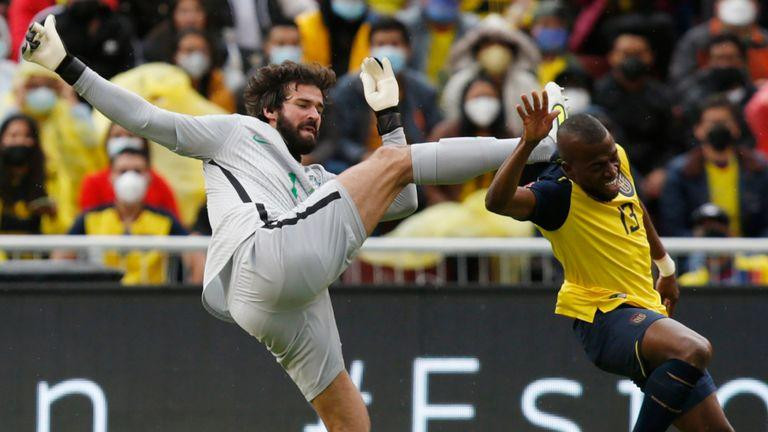 Alisson đã 2 lần thoát thẻ đỏ