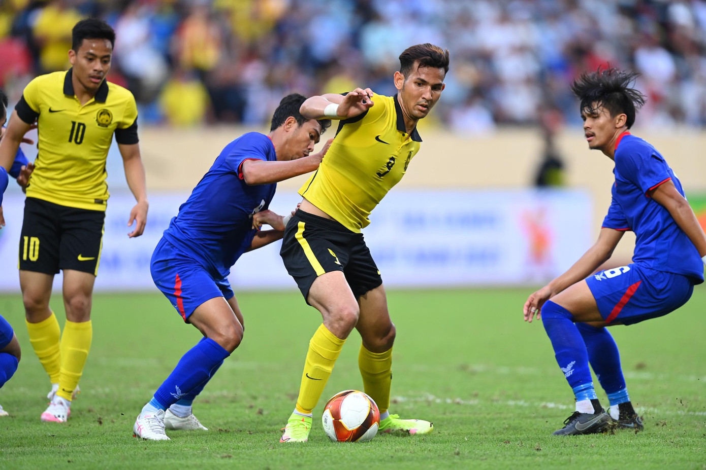 Razak (9) là người gỡ hoà 2-2 cho Malaysia - ảnh: Như Ý Razak (9) là người gỡ hoà 2-2 cho Malaysia - ảnh: Như Ý