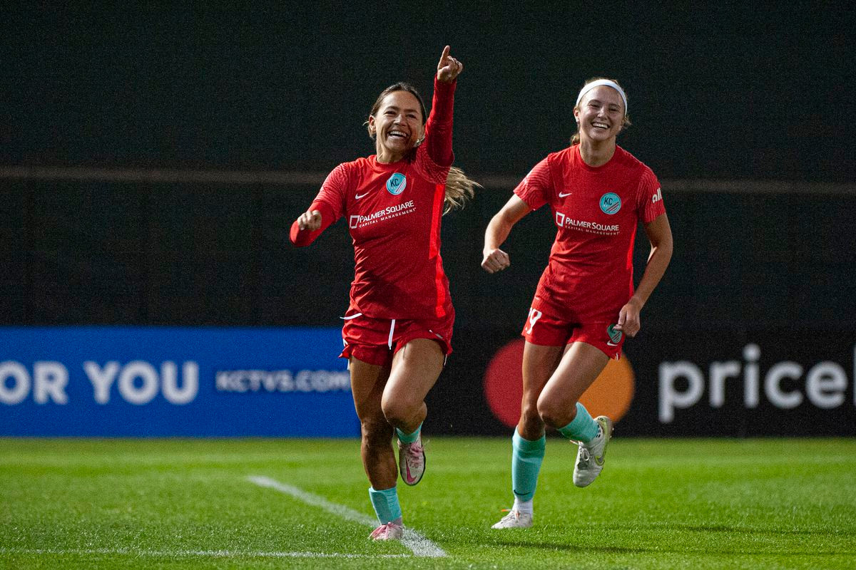 Debinha (trái), tiền đạo trụ cột của tuyển Brazil, đang khoác áo Kansas City Current Debinha (trái), tiền đạo trụ cột của tuyển Brazil, đang khoác áo Kansas City Current