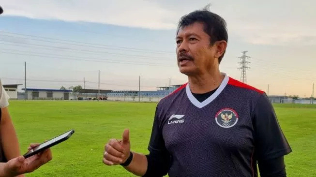 HLV Sjafri ở buổi tập chuẩn bị cho trận gặp Việt Nam HLV Sjafri ở buổi tập chuẩn bị cho trận gặp Việt Nam