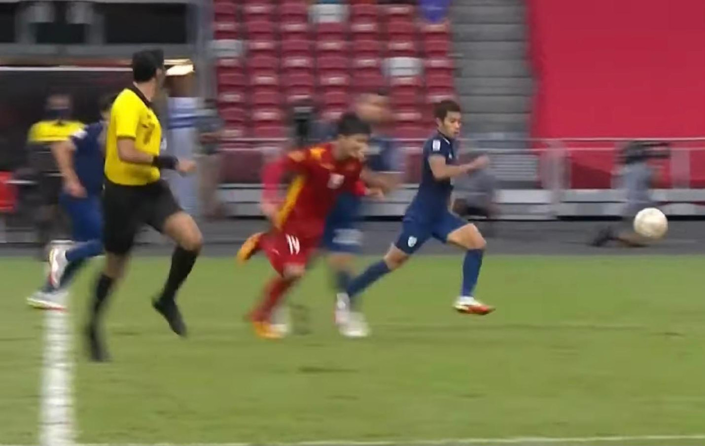 Pha bóng Kritsada vào bóng với Quang Hải và nhận thẻ vàng