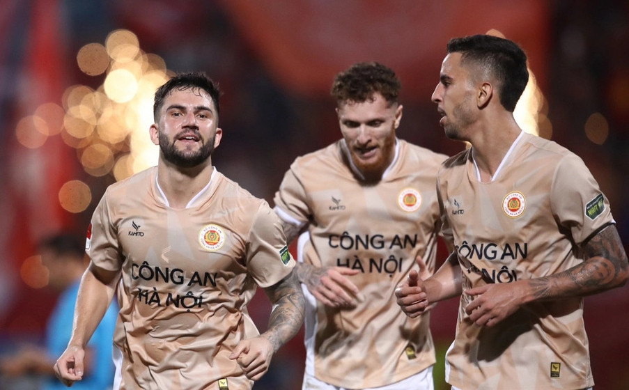 Jeferson (bìa trái) ghi bàn sau pha dứt điểm của Geovane