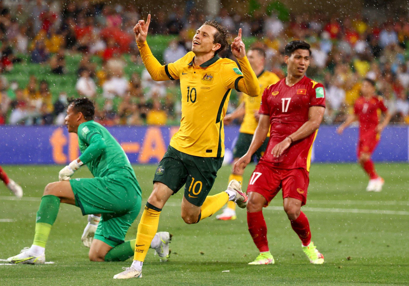 ĐT Australia đã có thắng lợi 4-0 trong ngày mất HLV trưởng