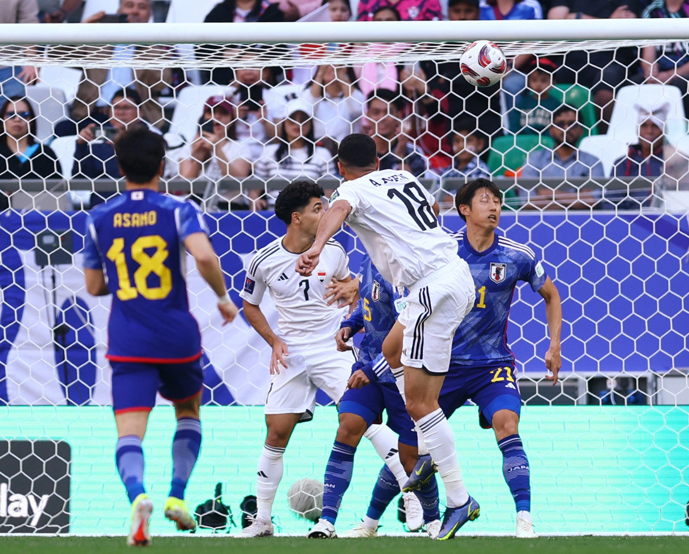 Các hậu vệ Nhật Bản bất lực nhìn Hussein ghi bàn