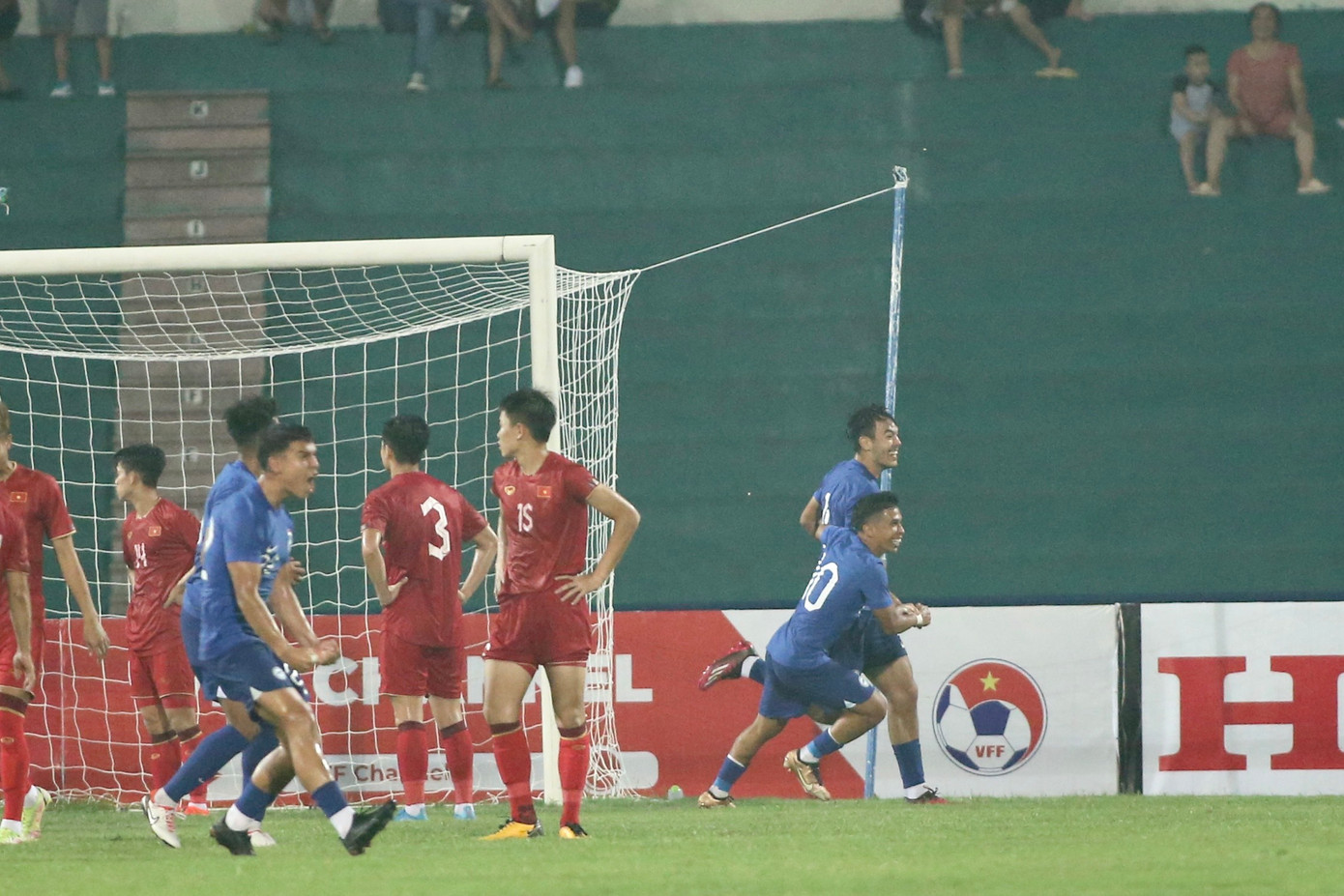 Hàng công lỡ cơ hội, hàng thủ mắc sai sót khiến U23 Việt Nam chia điểm với U23 Singapore ảnh 23 Hàng công lỡ cơ hội, hàng thủ mắc sai sót khiến U23 Việt Nam chia điểm với U23 Singapore ảnh 23