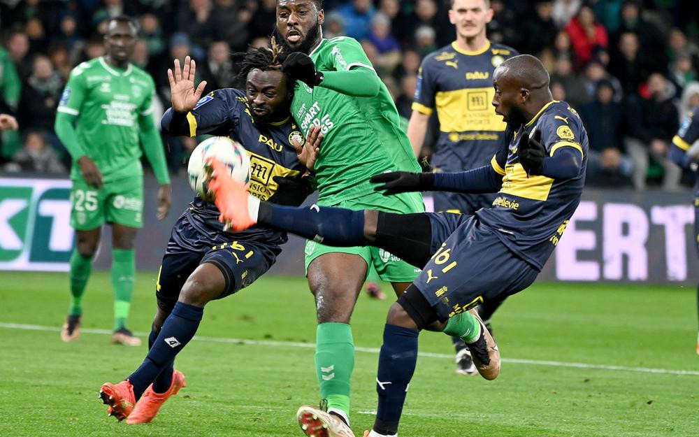 Pau bất lực trong việc kiềm tỏa hàng công Saint-Etienne Pau bất lực trong việc kiềm tỏa hàng công Saint-Etienne