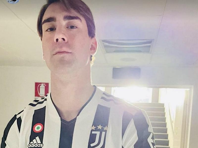 Vlahovic khoe diện áo đấu Juventus