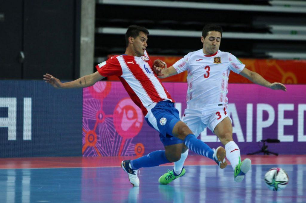 Paraguay (trái) có cơ hội đi tiếp rất lớn