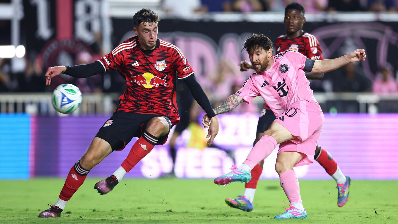 Messi trong tình huống bắt volley ghi bàn