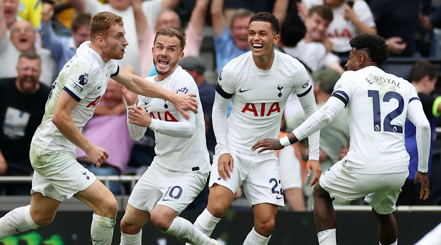 Niềm vui khôn tả của các cầu thủ chủ nhà sau bàn thắng Niềm vui khôn tả của các cầu thủ chủ nhà sau bàn thắng