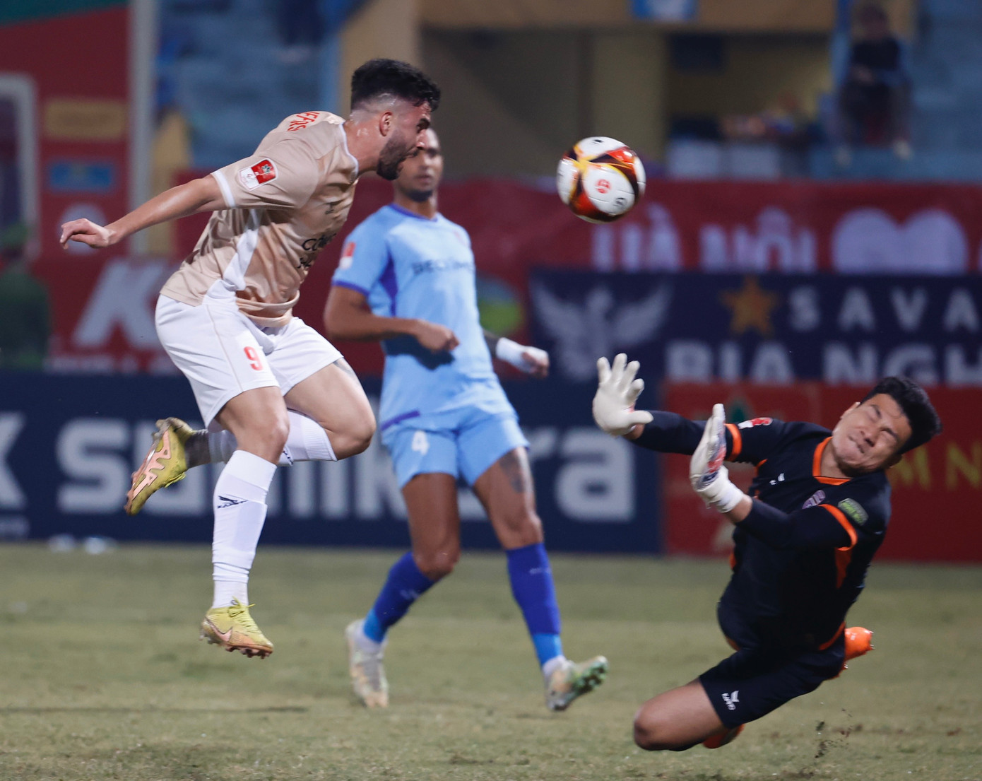 CAHN đá sân khách không tốt CAHN đá sân khách không tốt