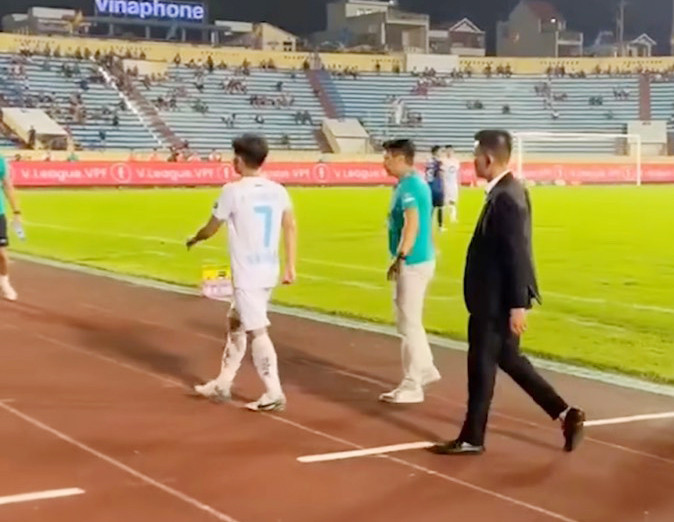 Khoảnh khắc Hồng Duy từ chối bắt tay HLV trưởng