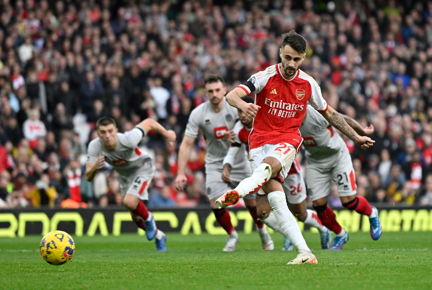 Vieira nâng tỷ số lên 4-0 Vieira nâng tỷ số lên 4-0