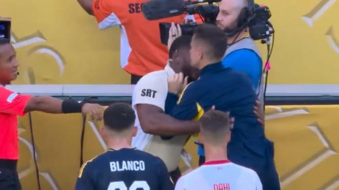 Herrera va chạm với lực lượng an ninh trên đường rời sân