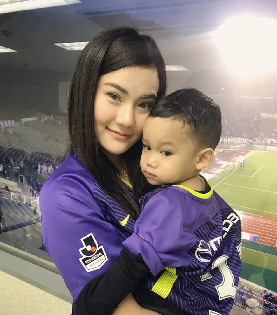 Tiền đạo chủ lực Teerasil Dangda và người bạn gái Phusitta Phonrak hẹn hò từ 2010 và đã kết hôn từ lâu