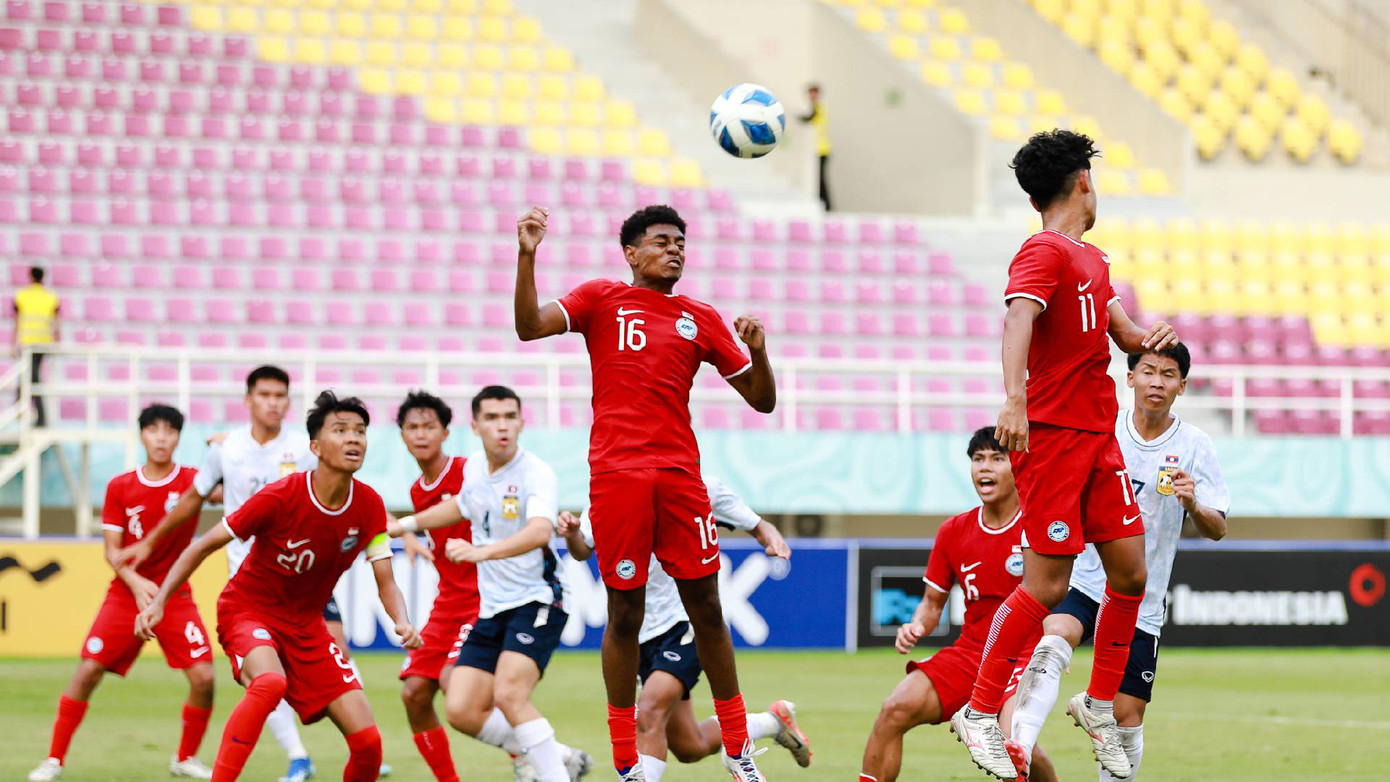 Singapore đã không thể khuất phục được hàng thủ Lào (áo trắng)