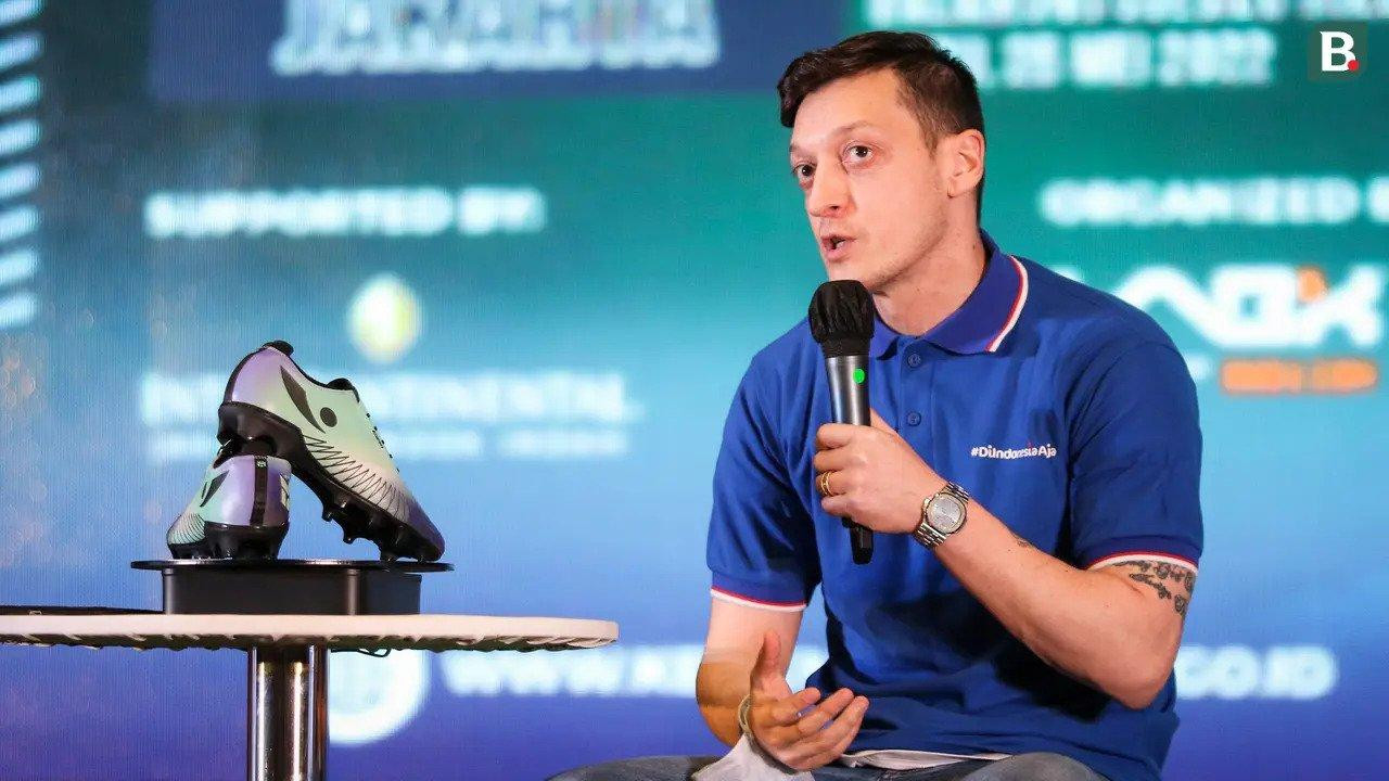 Ozil đang đi "bán giày" tại Indonesia Ozil đang đi "bán giày" tại Indonesia