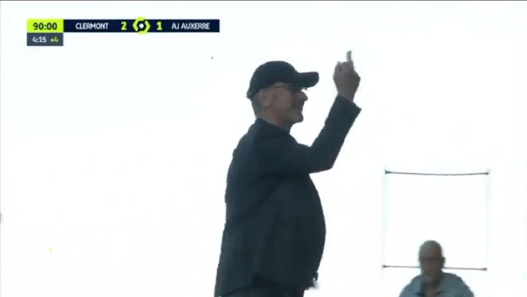 Hành động phản ứng không đẹp của HLV Furlan