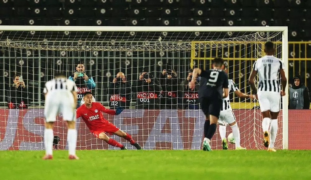 Thủ thành gốc Việt đẩy thành công một quả phạt đền tại giải VĐQG