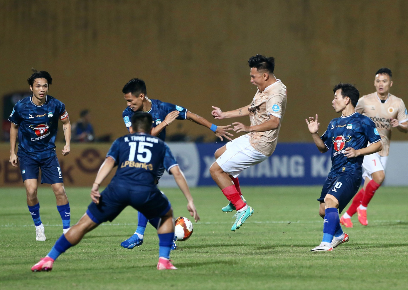 Ngược dòng hạ HAGL 2-1, CAHN hẹn đấu Thể Công Viettel tại vòng 16 đội ảnh 3