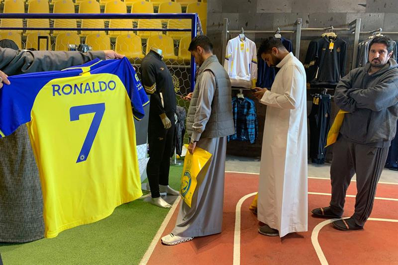 Áo Al Nassr in tên Ronaldo đang &quot;cháy hàng&quot;