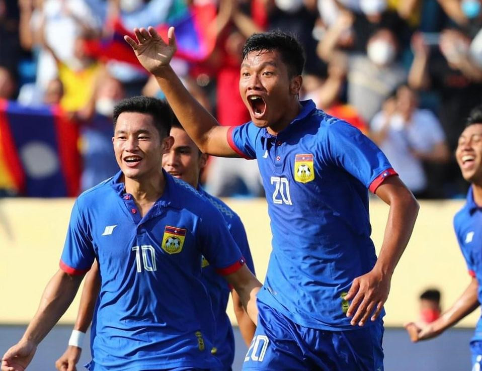 Ekkamai (20) ăn mừng bàn thắng mở tỷ số Ekkamai (20) ăn mừng bàn thắng mở tỷ số