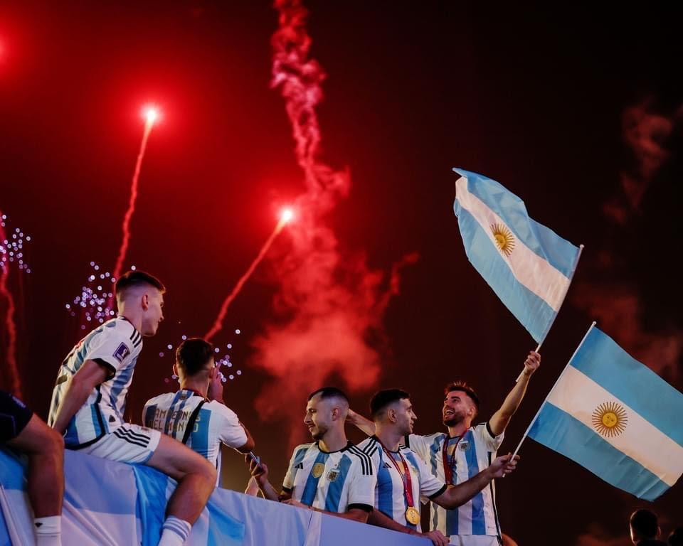 Các cầu thủ Argentina chia vui với NHM trên xe