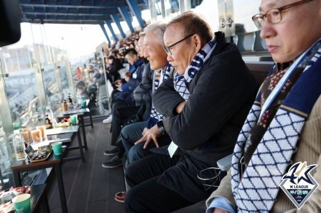 HLV Park Hang-seo chăm chú dõi theo cậu học trò cũ HLV Park Hang-seo chăm chú dõi theo cậu học trò cũ