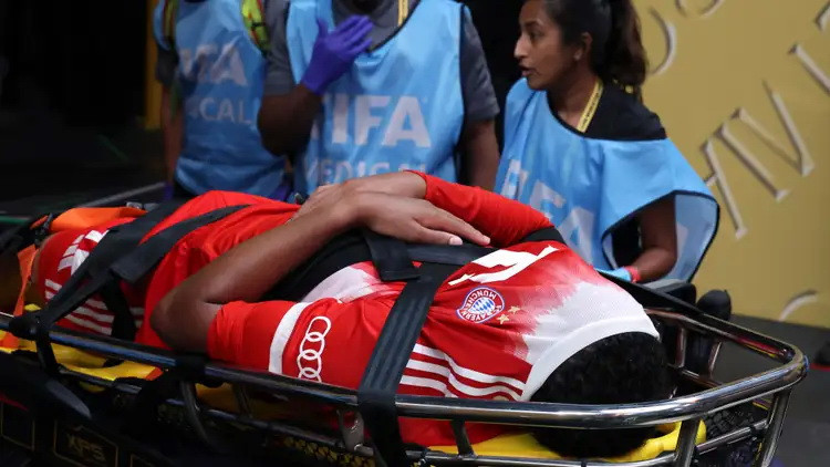 Musiala đau đớn rời sân trên cáng