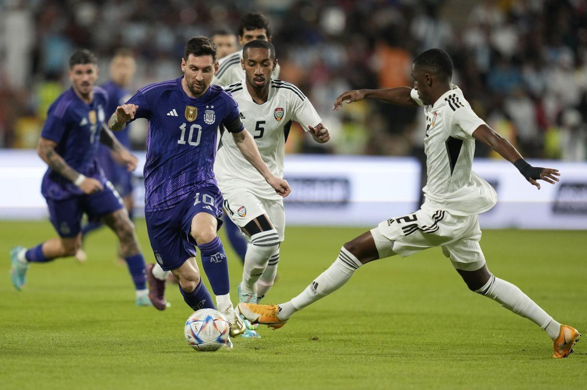 Messi dễ dàng vượt qua các hậu vệ UAE
