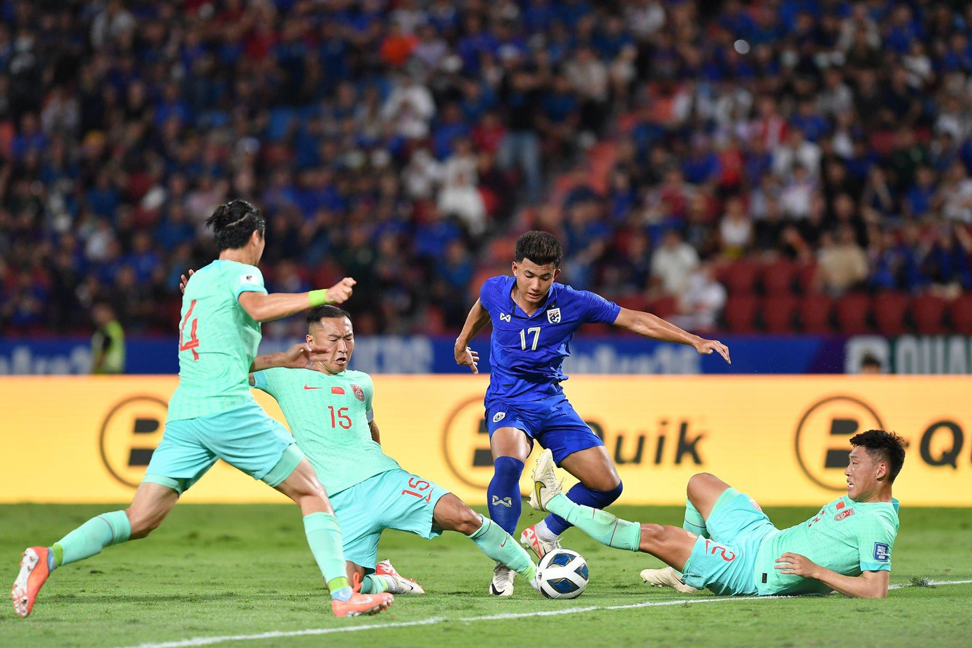 Thái Lan gặp nhiều bất lợi vì thua chính Trung Quốc trên sân nhà Thái Lan gặp nhiều bất lợi vì thua chính Trung Quốc trên sân nhà