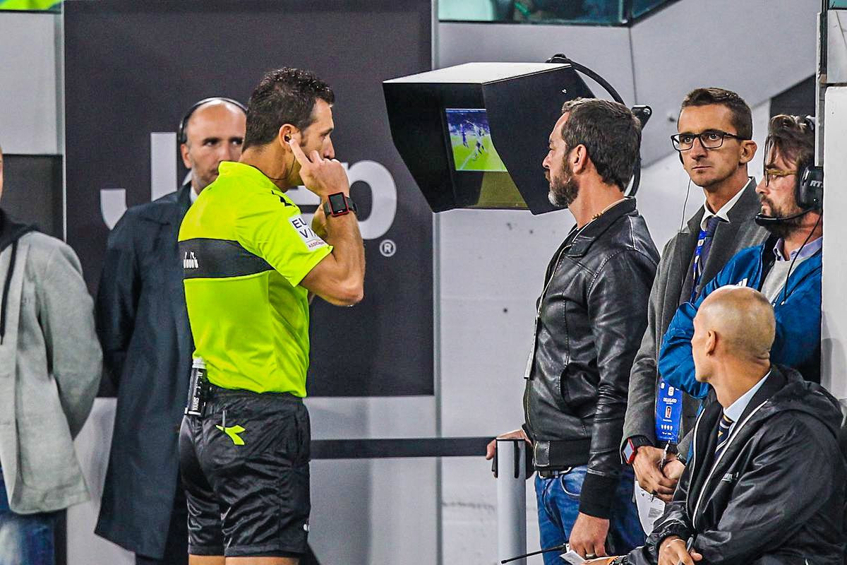 Trận đấu liên tục bị ngắt quãng vì VAR