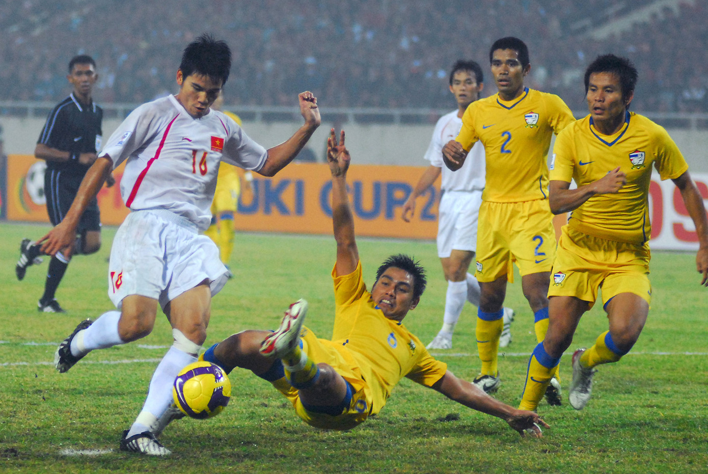 ĐT Việt Nam đã đánh bại Thái Lan 2-1 ở lượt đi và đăng quang tại AFF Cup 2008 ĐT Việt Nam đã đánh bại Thái Lan 2-1 ở lượt đi và đăng quang tại AFF Cup 2008