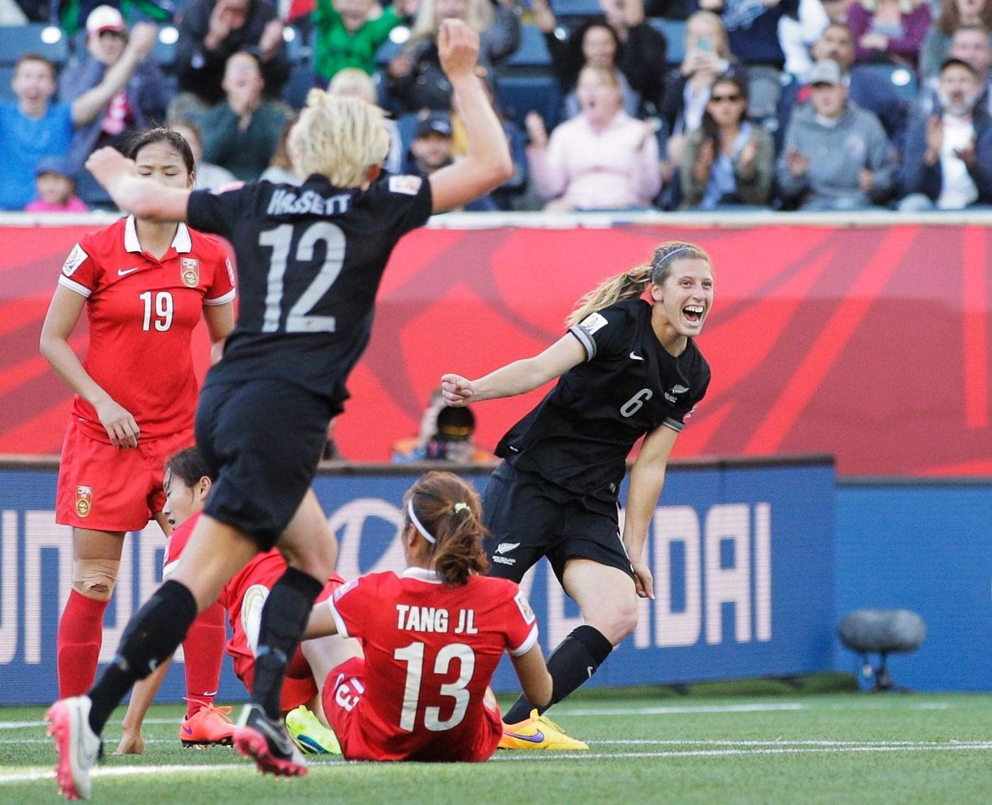 Rebekah Stott (6) đã có 89 lần ra sân cho ĐTQG và ghi 4 bàn