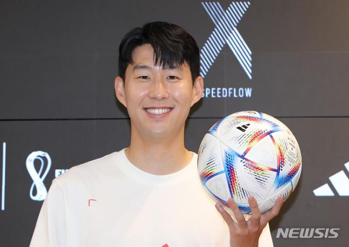 Son Heung-min trong buổi trò chuyện với Newsis