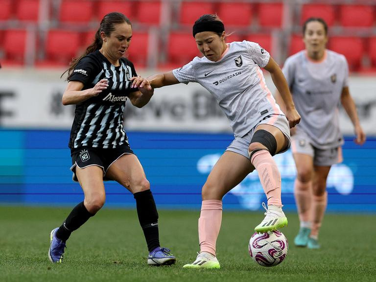 Endo đang chơi bóng tại Angel City tại Mỹ