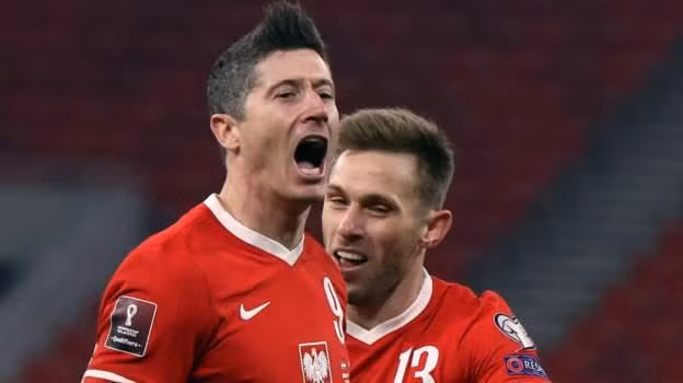Rybus (phải) sẽ không thể sát cánh cùng Lewandowski tại World Cup