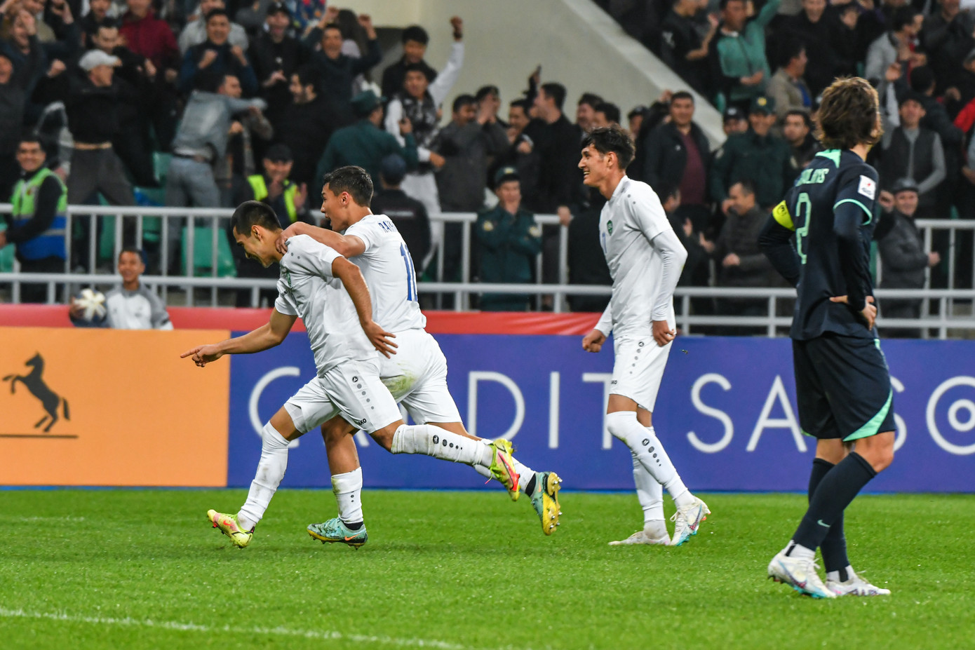 Các cầu thủ Uzbekistan ăn mừng chiến thắng nhọc nhằn