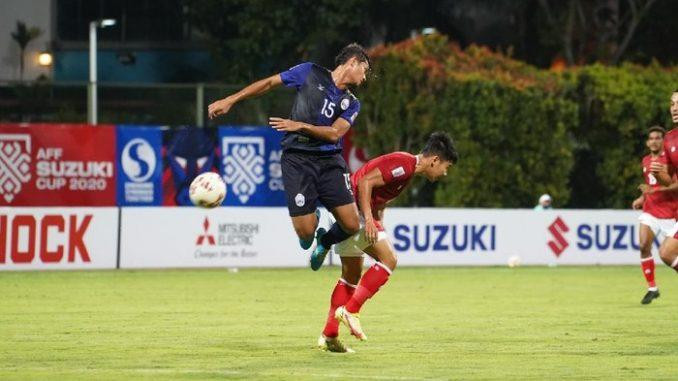 ĐT Campuchia (trái) đã chơi đầy nỗ lực trước các ông lớn trong bảng ĐT Campuchia (trái) đã chơi đầy nỗ lực trước các ông lớn trong bảng