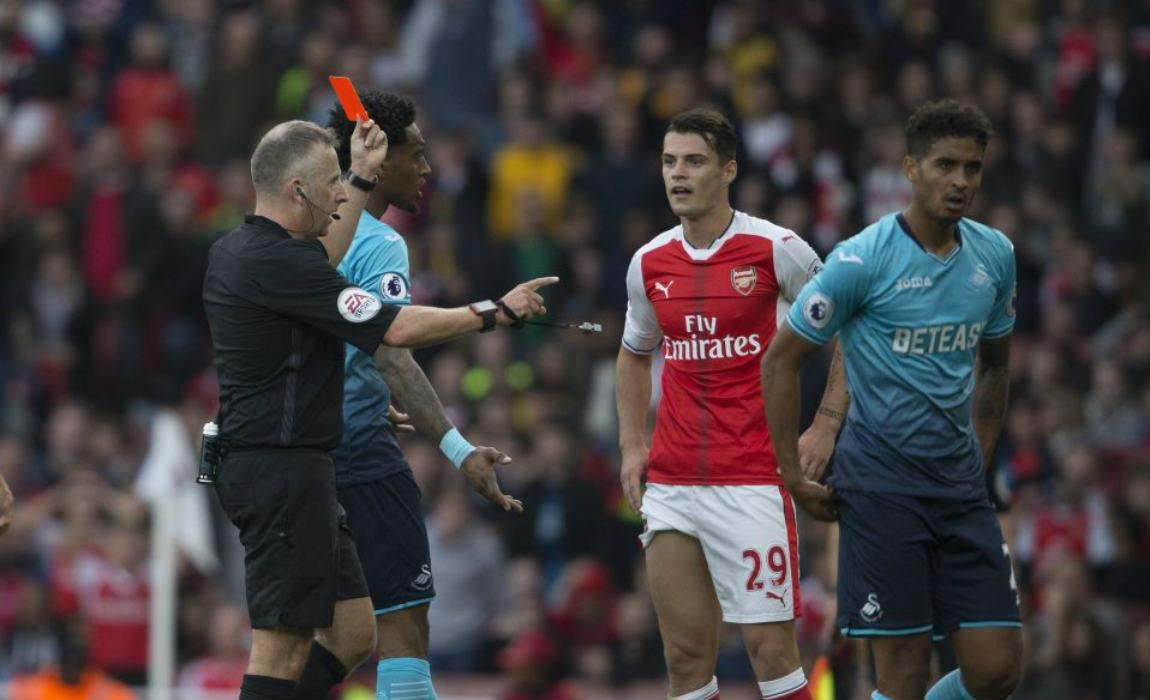 Xhaka vốn nổi tiếng xấu chơi, nay còn bị nghi ngờ bán độ Xhaka vốn nổi tiếng xấu chơi, nay còn bị nghi ngờ bán độ